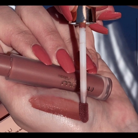 New In Box MELLOW LIQUID LIP GLOSS - SHADE: ST TROPEZ - Picture 4 of 6